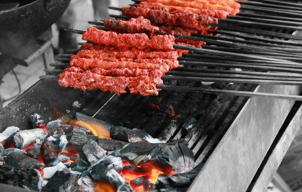 Pollo alla griglia durante il Chicken Road Grill Fest, vista ravvicinata